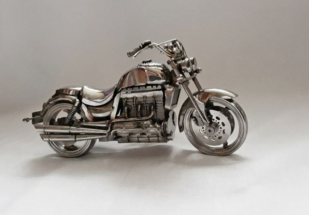 Prezent motocykl Triumph  metaloplastyka