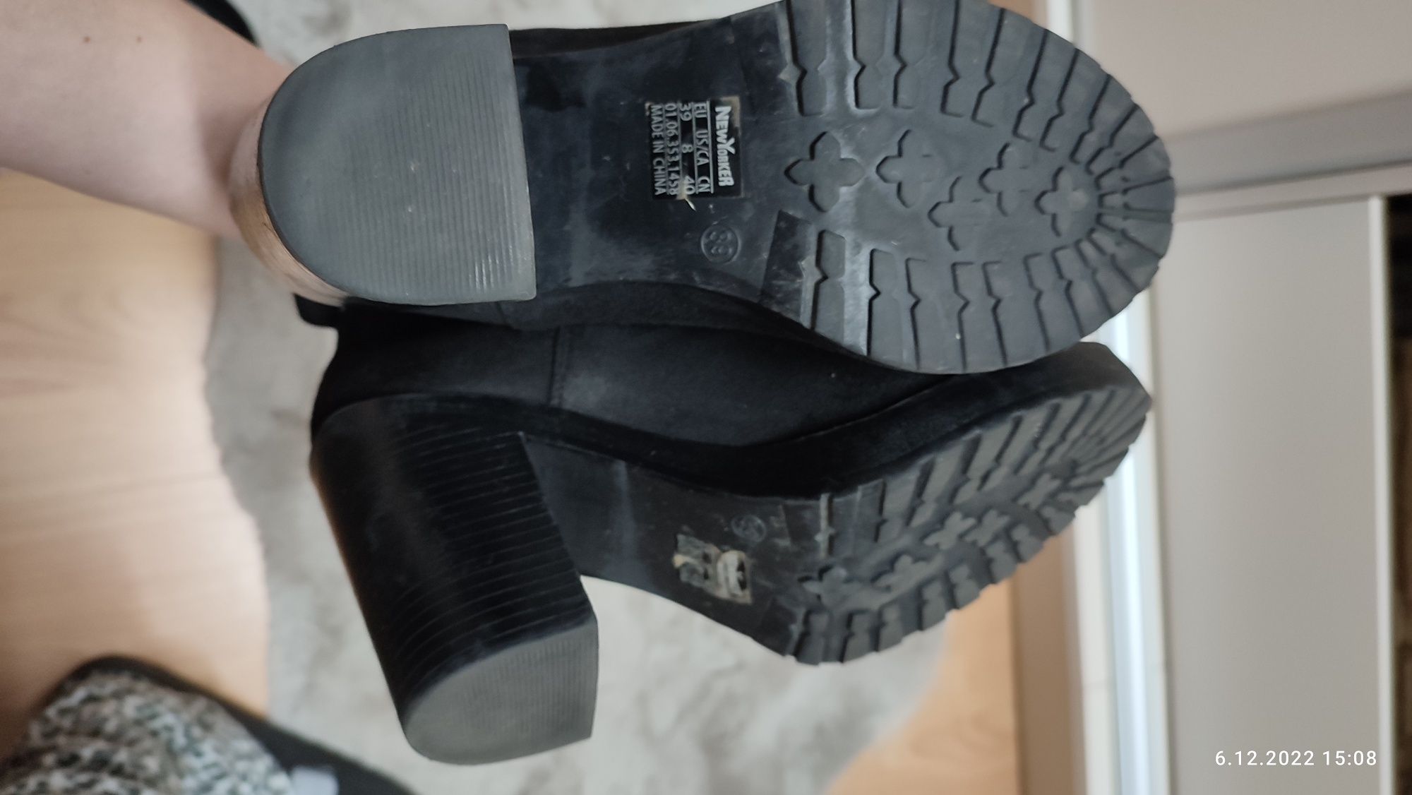 Czarne buty zamszowe na koturnie NewYorker , rozmiar 39