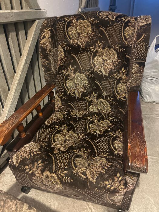 Oddam dwa fotele i dwa pufy