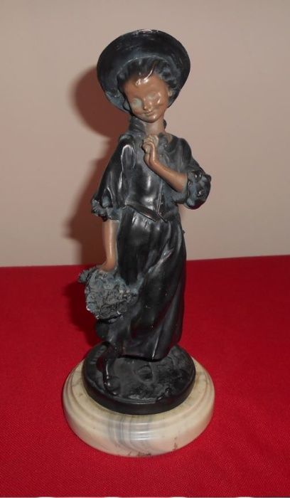 Bonito e elegante par de estatuetas em marfinite, com 25 cm de altura.