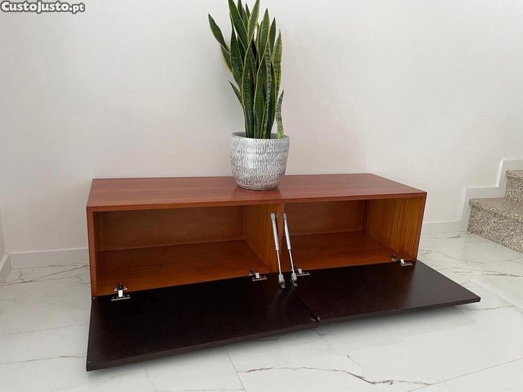 Armário de apoio pequeno:
. Dimensões: 38 cm (altura) x 140 cm (compri