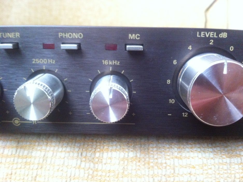 Przedwzmacniacz GRUNDIG SXV-6000