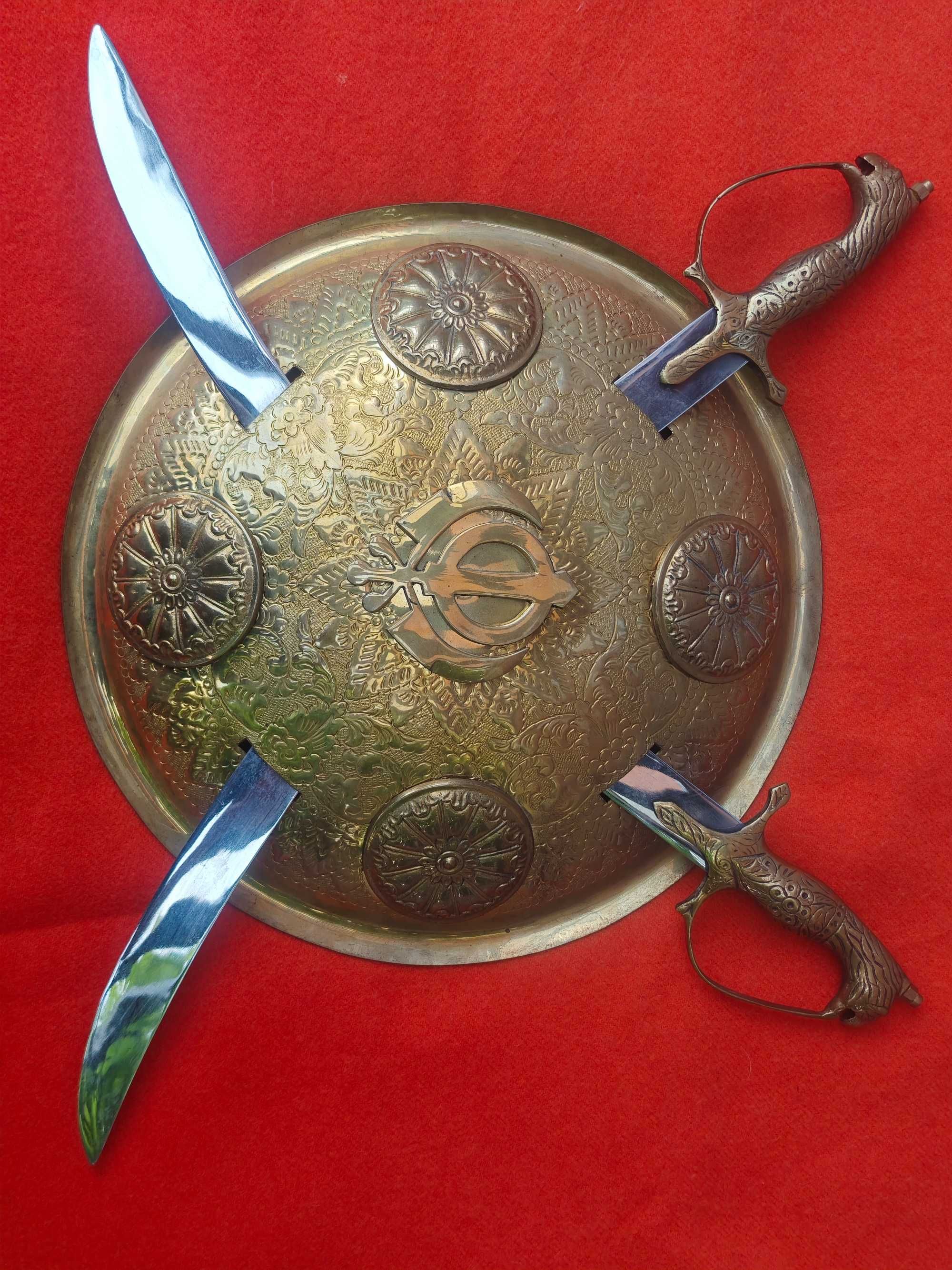 Dhal Talwar mosiezna tarcza z dwoma szablami Mughal recznie rzezbiona