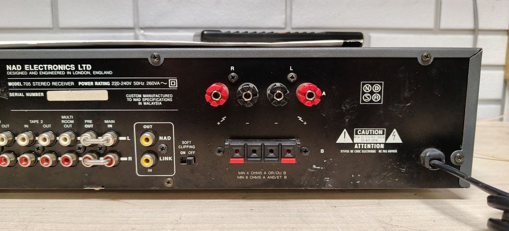 Amplituner NAD 705 z pilotem