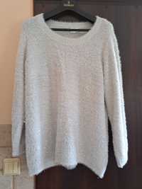 Sweter puchaty z cekinami