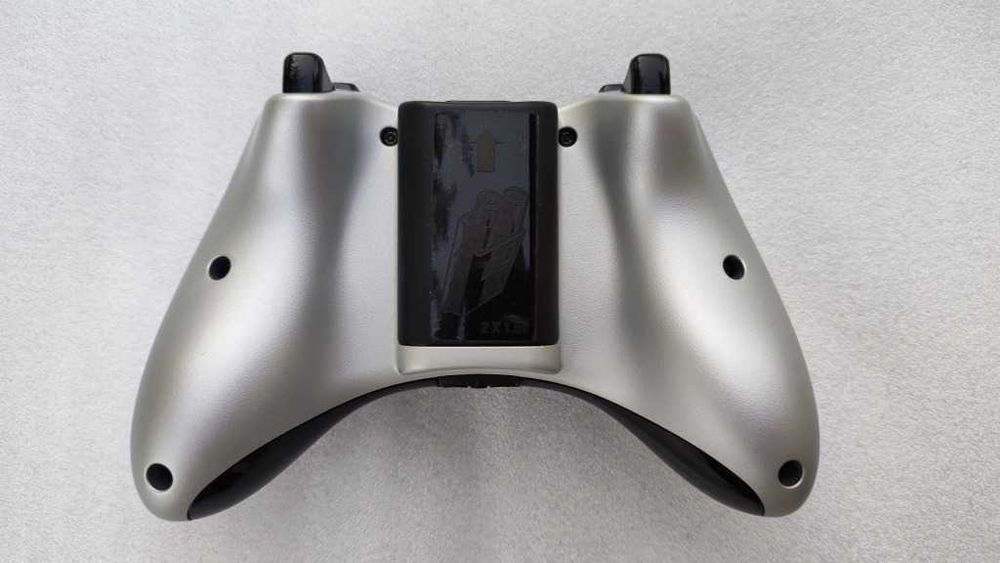 Pad Bezprzewodowy Xbox 360 Srebrny Obracany Krzyżak JAK NOWY Microsoft