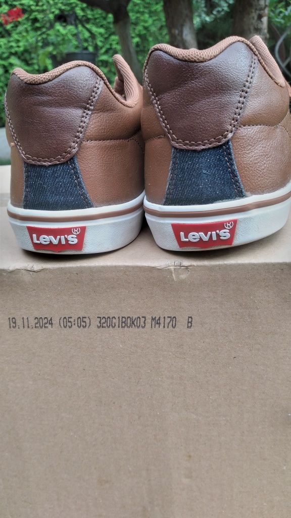 Buty sportowe firmy levis