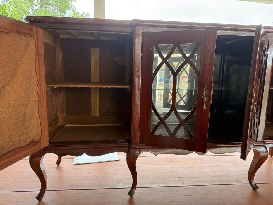 Móvel cristaleira antiga