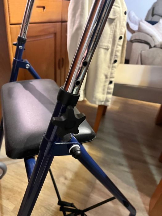 Andarilho com Assento e Rodas