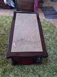 Mesa de madeira vintage com pedra mármore