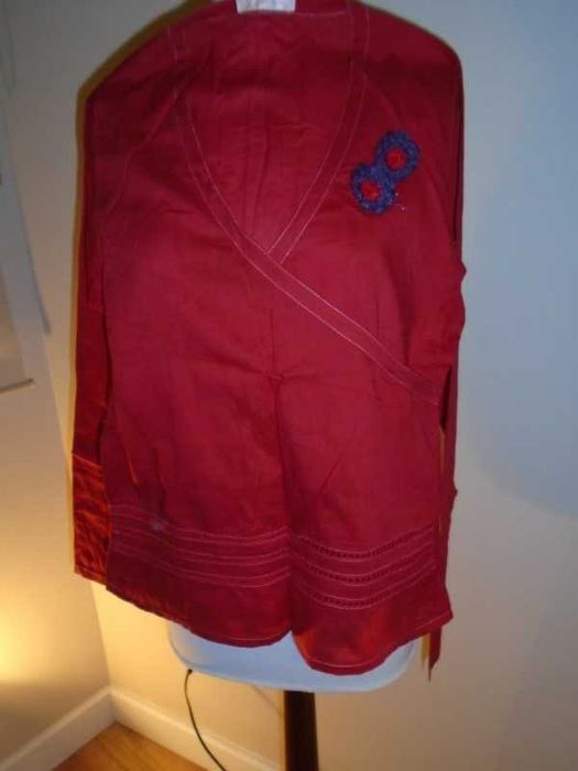 Blusa vermelho vivo, com aplique flores