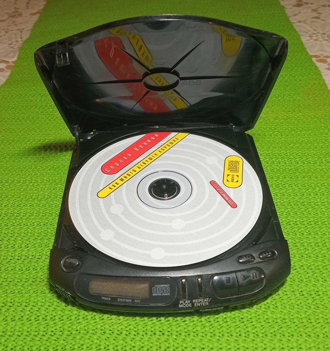 Портативный проигрыватель компакт-дисков Sony Discman D-131, Япония