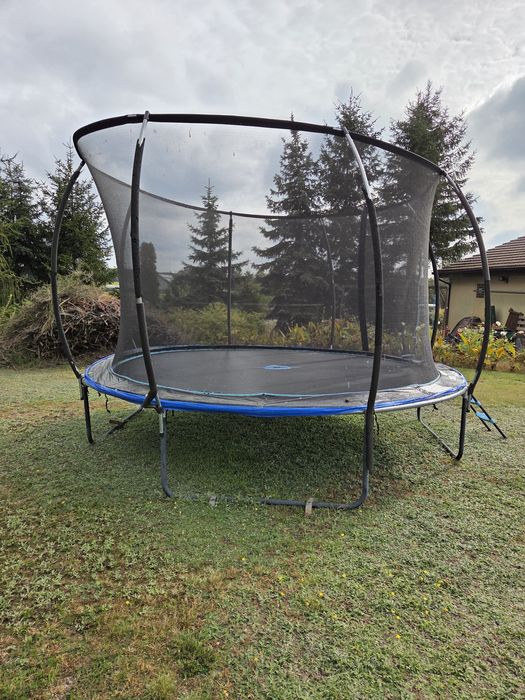 Trampolina o średnicy  maty 3,8 metra; po 2 sezonach