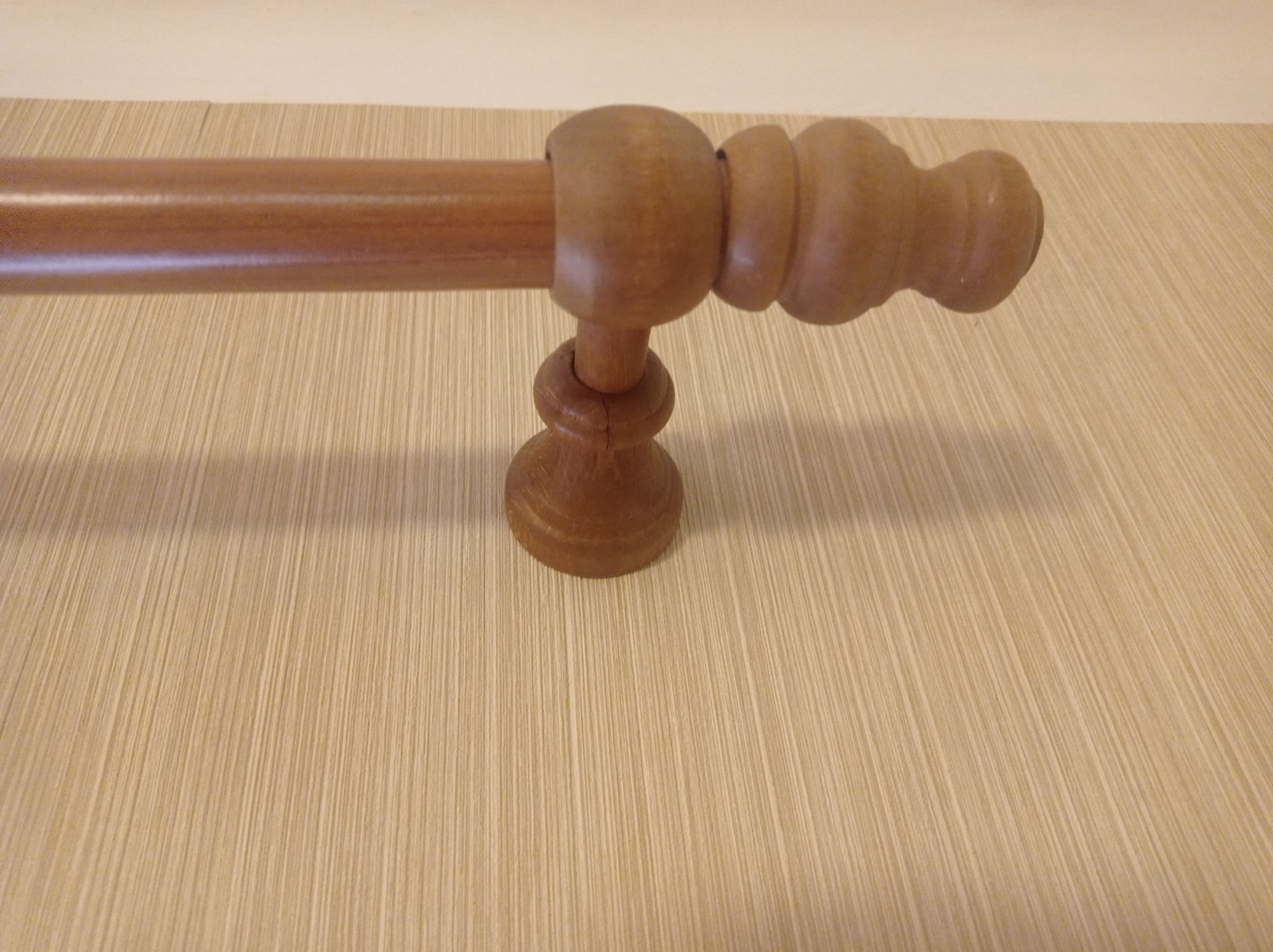 Dwa karnisze pojedyncze,drewniane 248 cm, kompletne