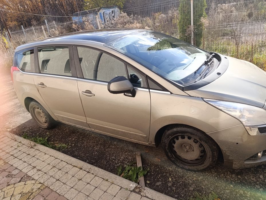 Продам машину peugeot 5008