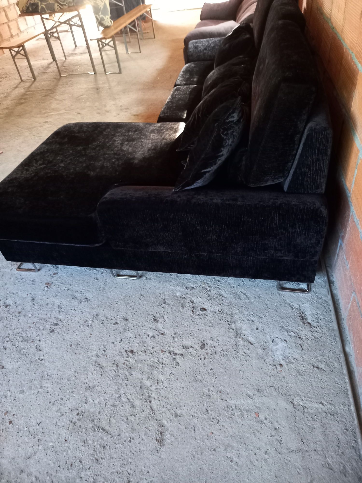 Sofá chaise longue preto em veludo.