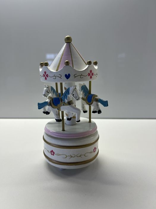 Новогодняя музыкальная карусель Melodious с лошадками