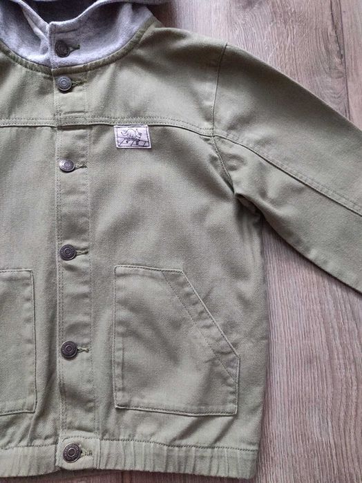 Коттоновая куртка Sinsay р. 140 зеленого цвета с капюшоном.