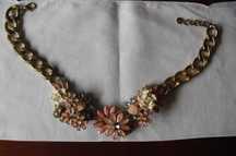 Colar dourado floral