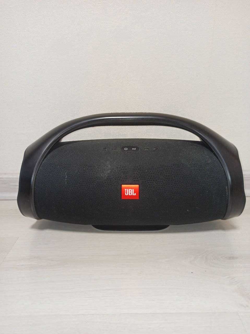 JBL Boombox — водонепроникна портативна Bluetooth колонка.