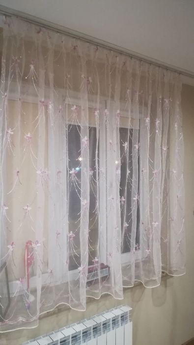 Firana z organizmy, biała z haftem