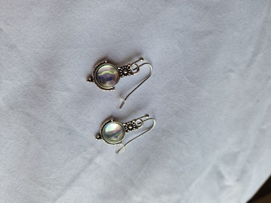 Srebrne kolczyki gotyckie minimalistyczne opal