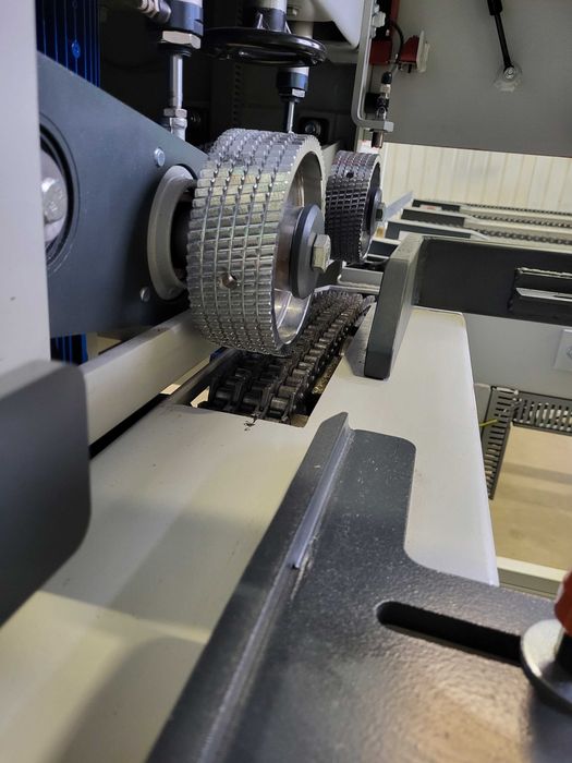 Podajnik strugarki czterostronnej okleiniarki gąsienica podawania 3300