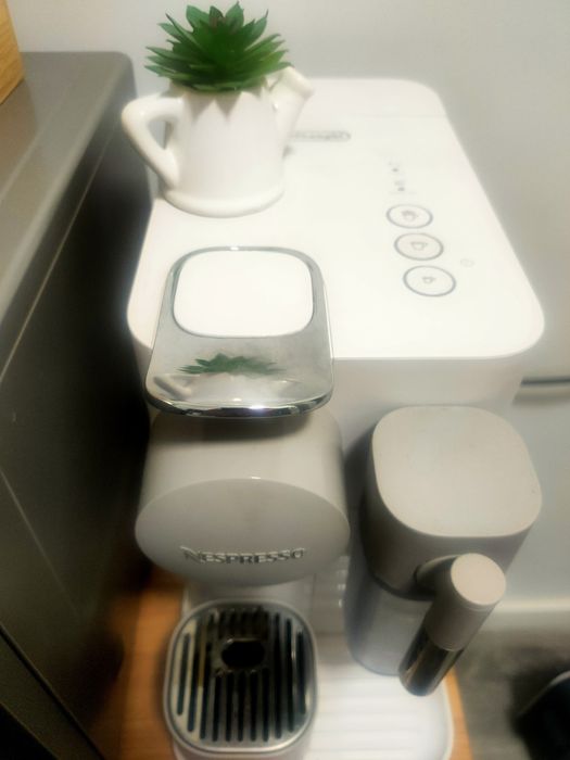 Máquina de café Nespresso lattissima one