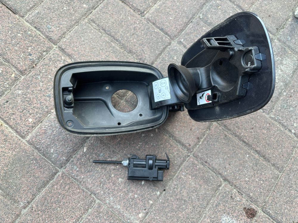 Klapka wlewu paliwa Renault Megane IV LIFT HB
