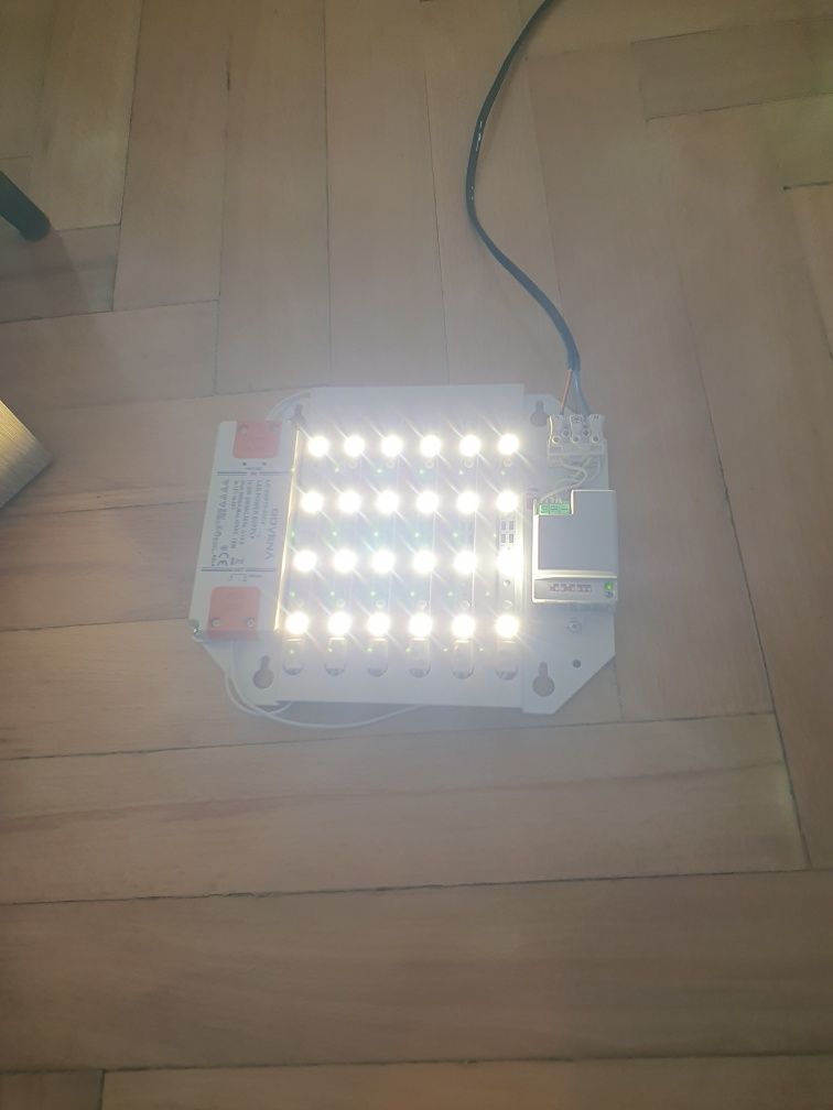 Plafoniera LED z czujnikiem ruchu