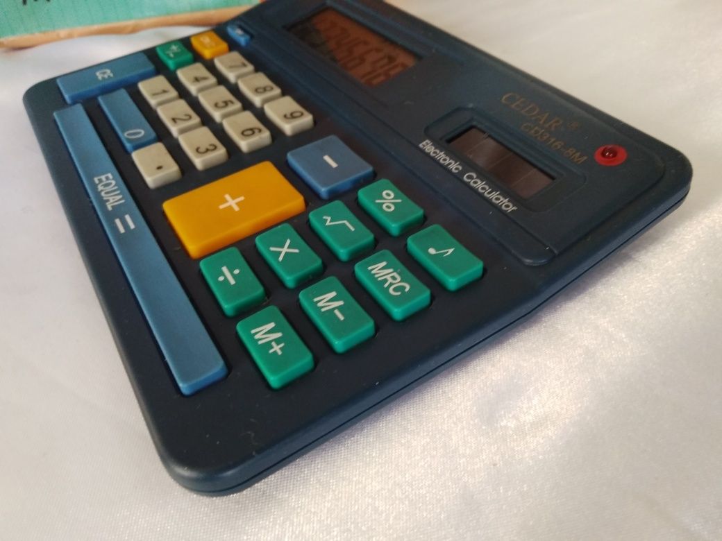 Компактный настольный калькулятор с 8-ми разрядным экраном