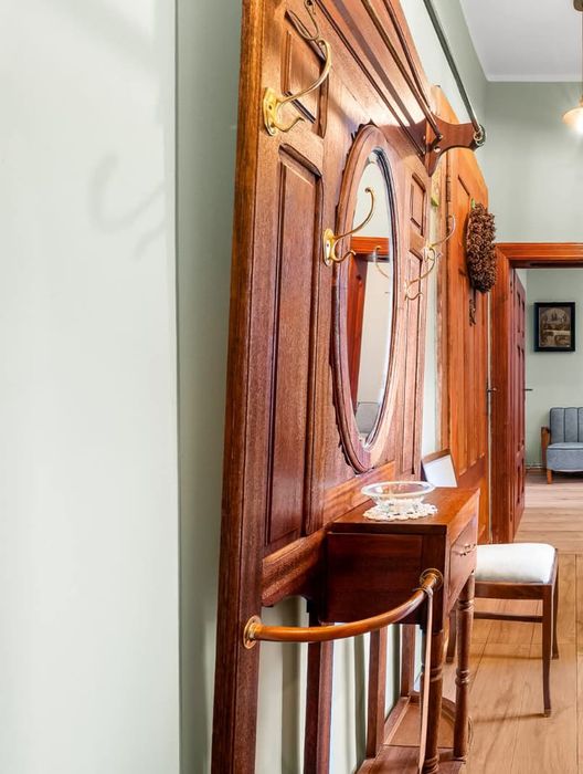 Wyjątkowa antyczna garderoba,wieszak– mebel z duszą do Twojego domu