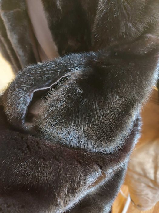 Норкова шуба. Чорний колір. 100 см довжина.