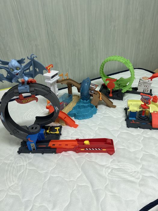 Набір Hotwheels летюча миша, акула, крокодил, мийка