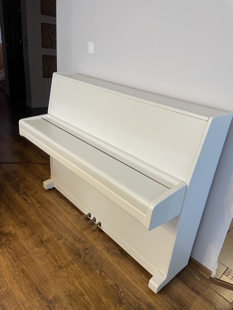 Pianino legnica białe