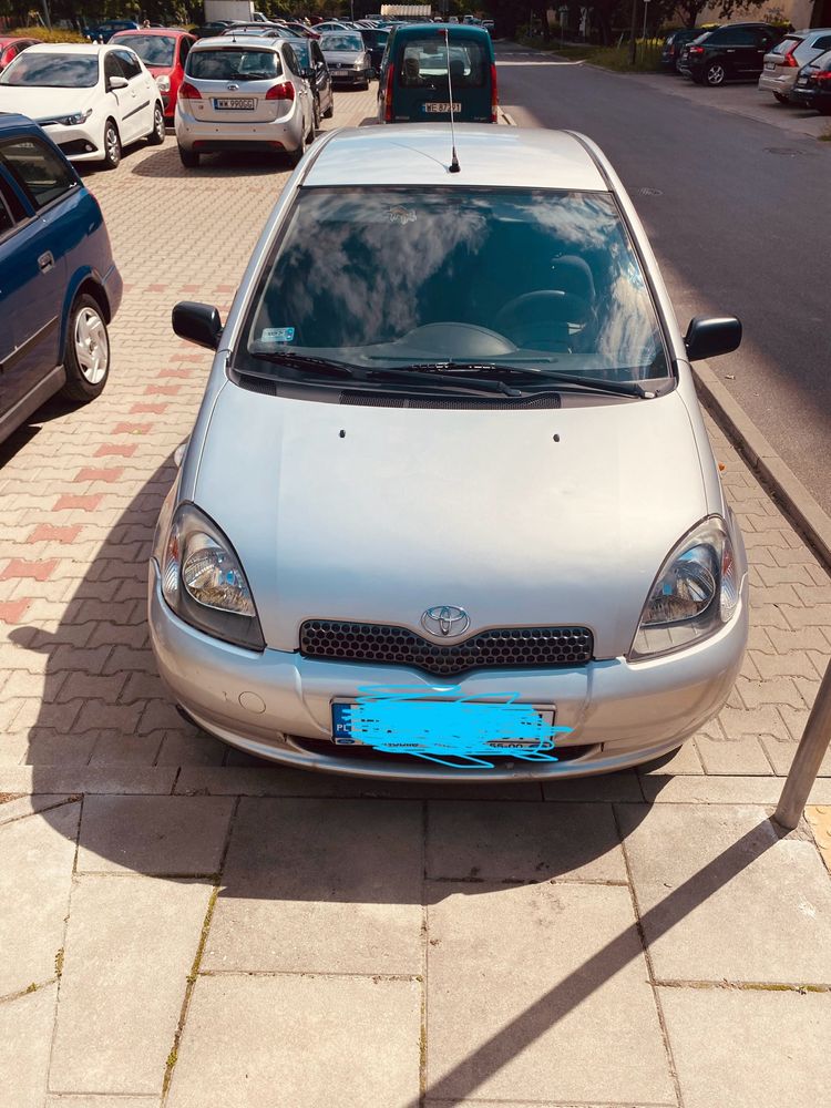 Toyota Yaris l 4 drzwi hak