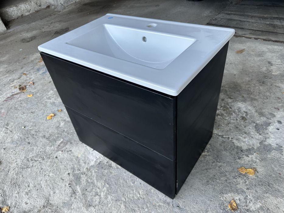 Nowa szafka z nowa umywalka, komplet.