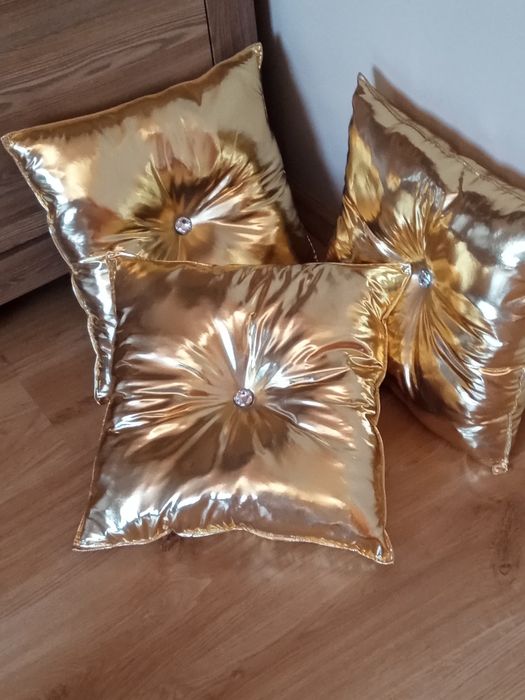 Złote gładki poduszki dekoracyjne
