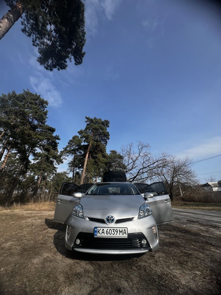 Продам Tayota Prius 2013