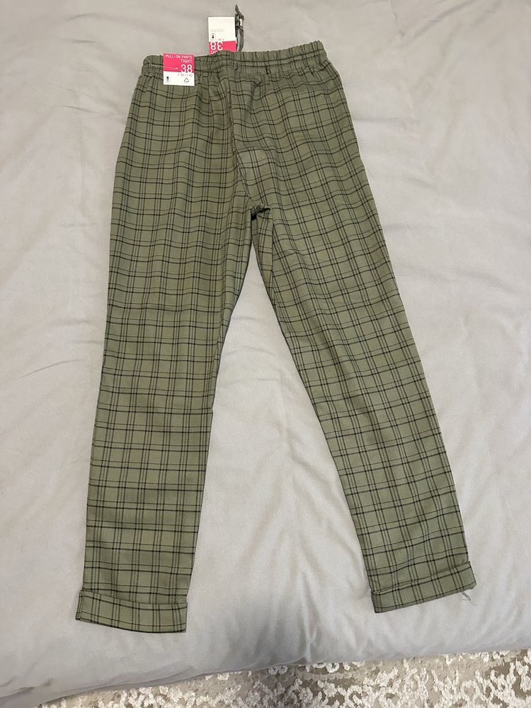 Calça cáqui em cela de verão novo