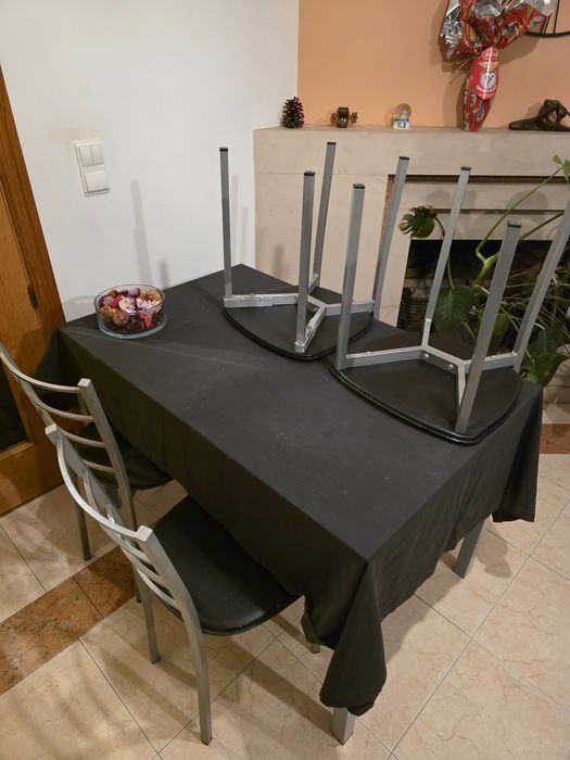 Mesa de sala em vidro preto com 4 cadeiras