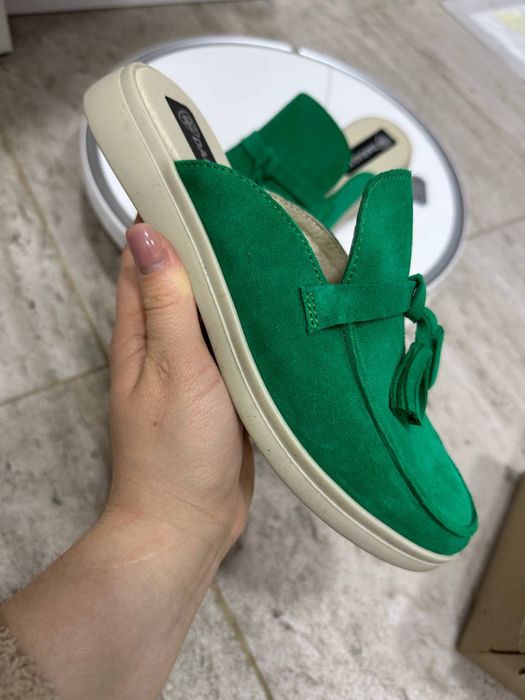 Мюллі, насиченого зеленого кольору