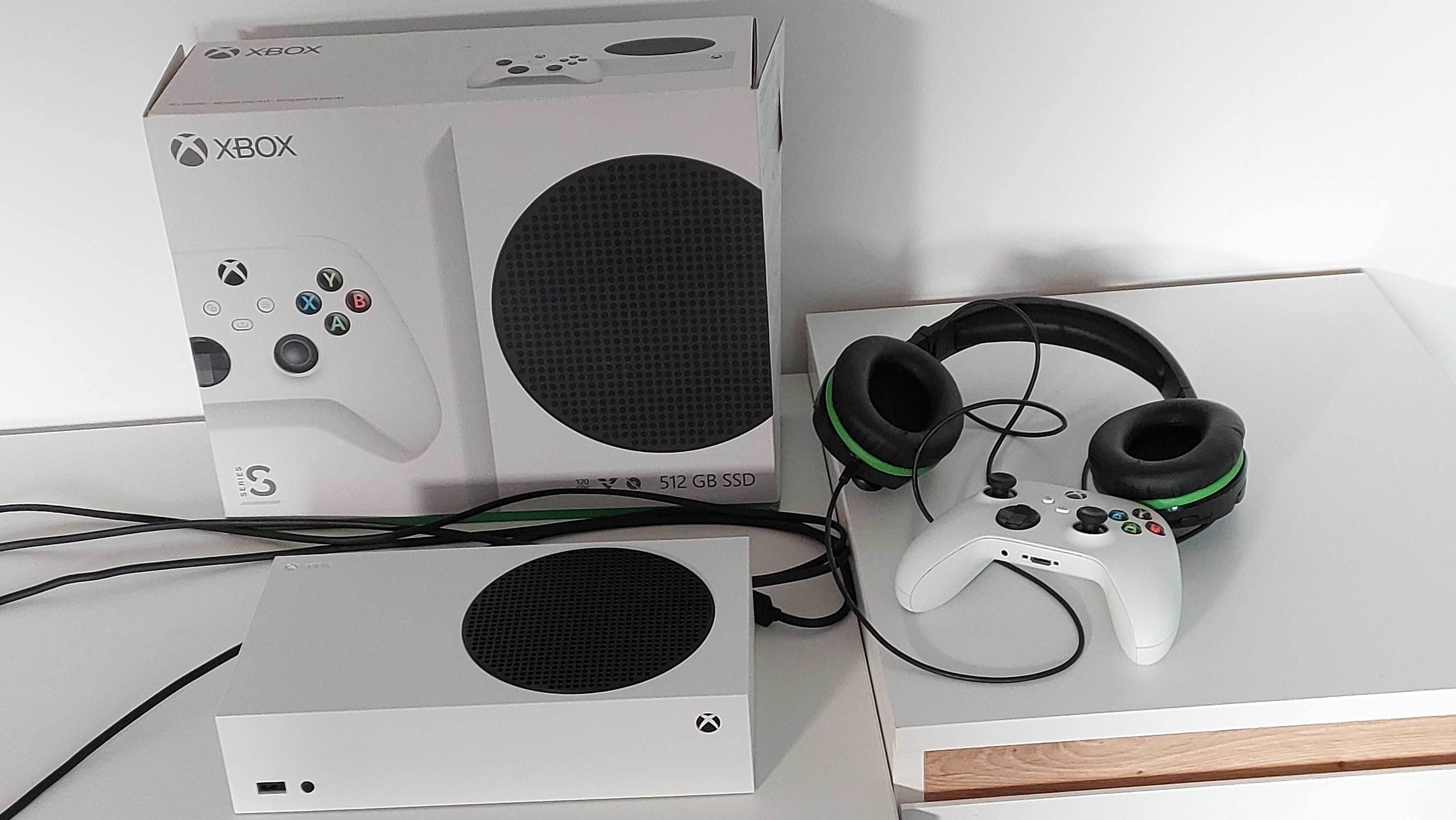 Xbox Series S + Comando + Headset HyperX + 2 Baterias Recarregáveis