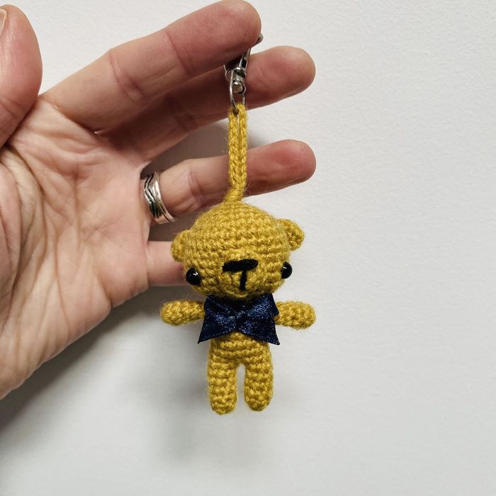 Żółty mały miś ręcznie robiony mini maskotka breloczek