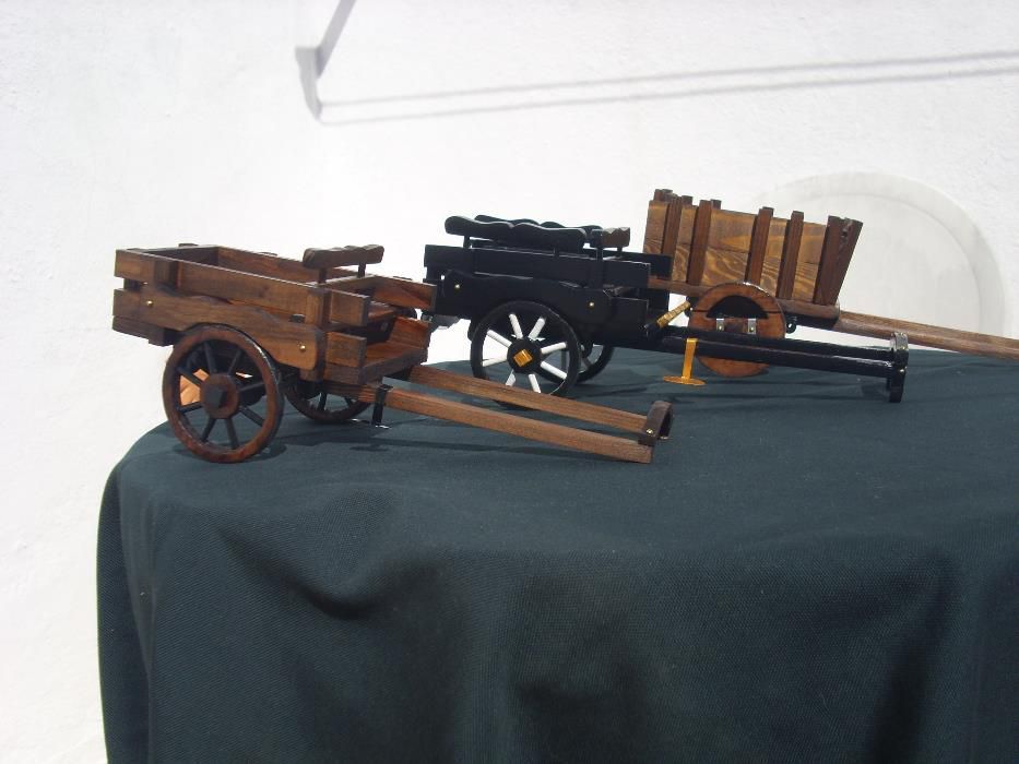 Miniaturas de carroças em madeira artesanais