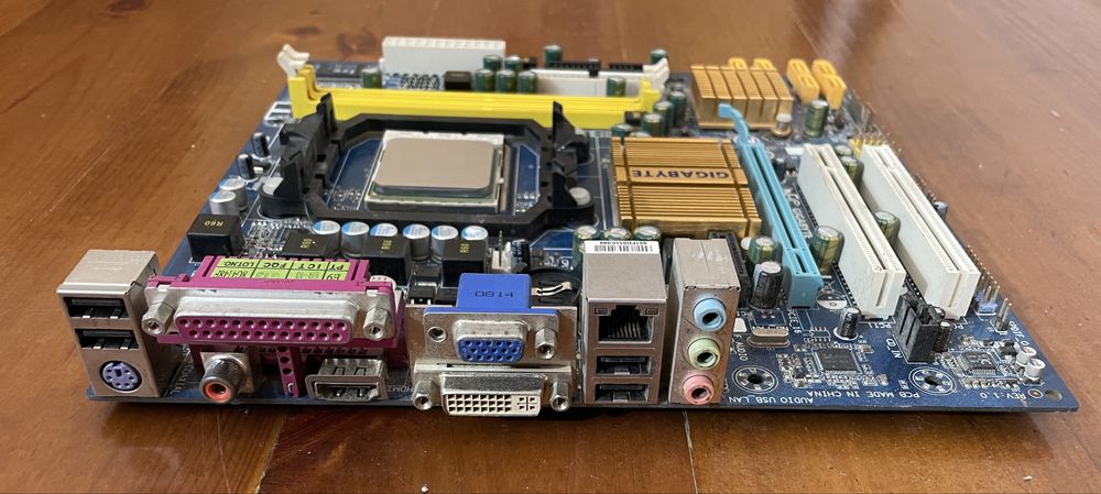 Комплект AMD Phenom 9550 Gigabyte MA74GM