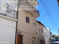 Moradia V3 em aldeia sossegada .