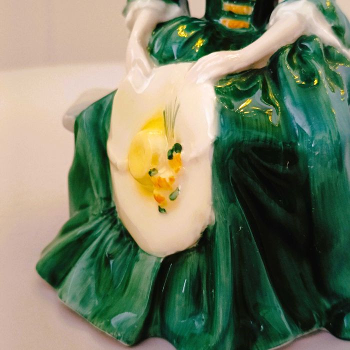 **DAMA w zielonej sukni na ławce Royal Doulton 1959+