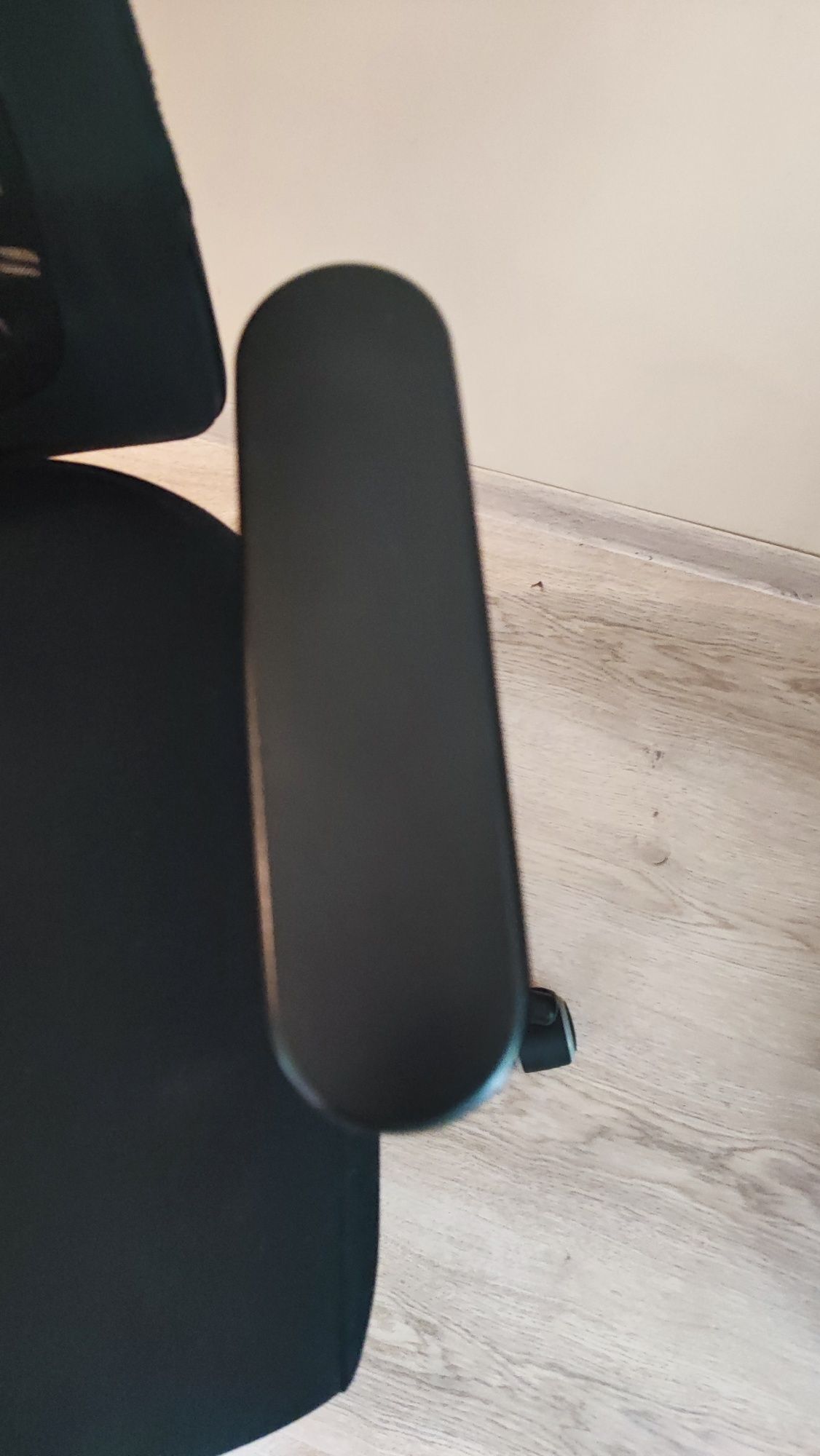Krzesło biurowe FLINTAN
Krzesło biurowe z podłokietnikami, czarny