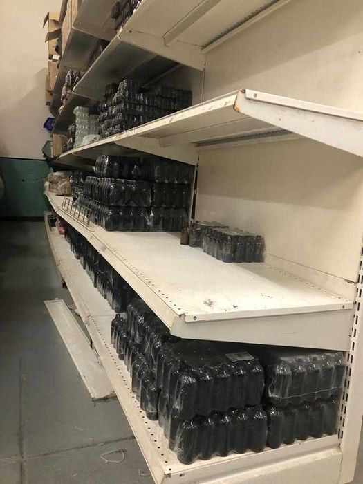 Estantes com Prateleiras